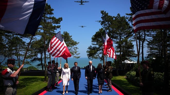 Joe Biden rend hommage aux soldats et visite le cimetière que Donald Trump a ignoré
