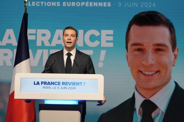 Jordan Bardella, candidat d'extrême droite du Rassemblement national français, prononce un discours au siège de la soirée électorale du parti, le dimanche 9 juin 2024 à Paris. Les premiers résultats projetés en France placent le parti d'extrême droite du Rassemblement national largement en tête des élections européennes, selon les instituts de sondage d'opinion français. (Photo AP/Lewis Joly)