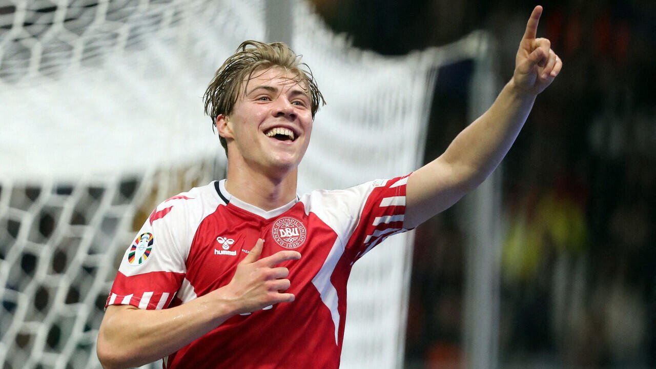 Le Danois Rasmus Hojlund célèbre son but contre le Kazakhstan le 16 mars 2023.