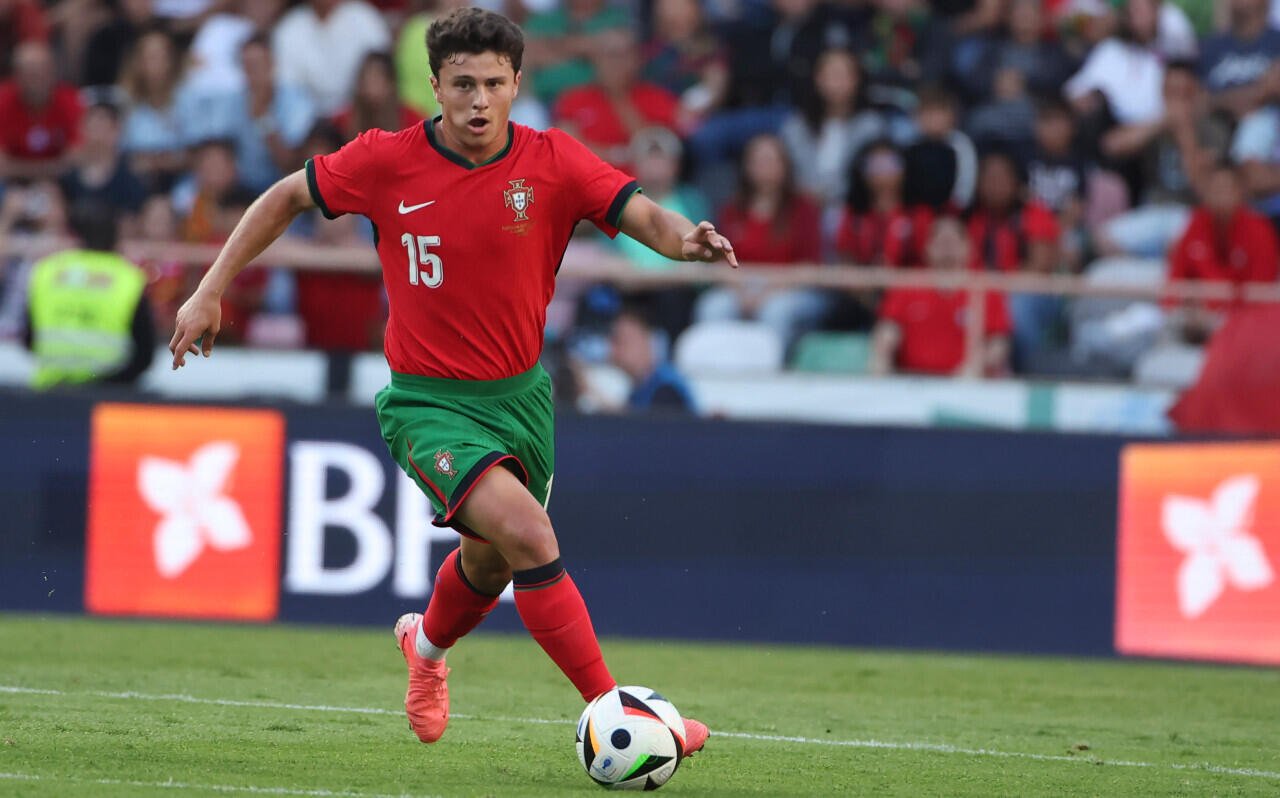 Le Portugais Joao Neves joue lors d'un match amical contre l'Irlande le 11 juin 2024.