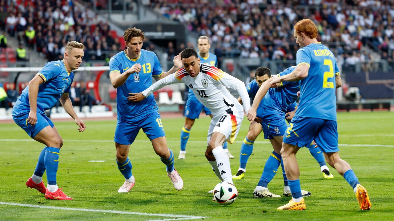 L'Allemand Jamal Musiala affronte quatre défenseurs ukrainiens lors d'un match à Nuremberg le 3 juin 2024.