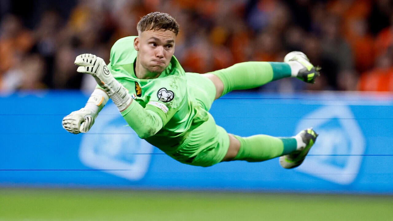 Le gardien néerlandais Bart Verbruggen plonge lors d'un match contre la France à Amsterdam le 13 octobre 2023.