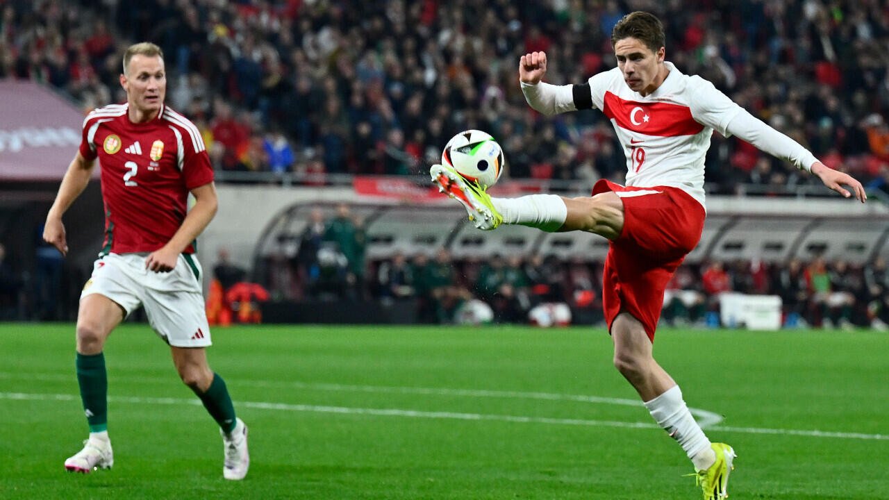 Le joueur turc Kenan Yildiz (à droite) joue lors d'un match amical contre la Hongrie à Budapest le 22 mars 2024.