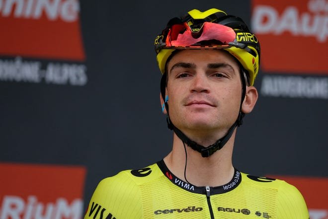 Le coureur américain de l'équipe Visma, Sepp Kuss, regarde depuis le podium de départ avant la septième étape de la 76e édition de la course cycliste Critérium du Dauphine, 155,3 km entre Albertville et Samoëns 1600, Alpes françaises, le 8 juin 2024.