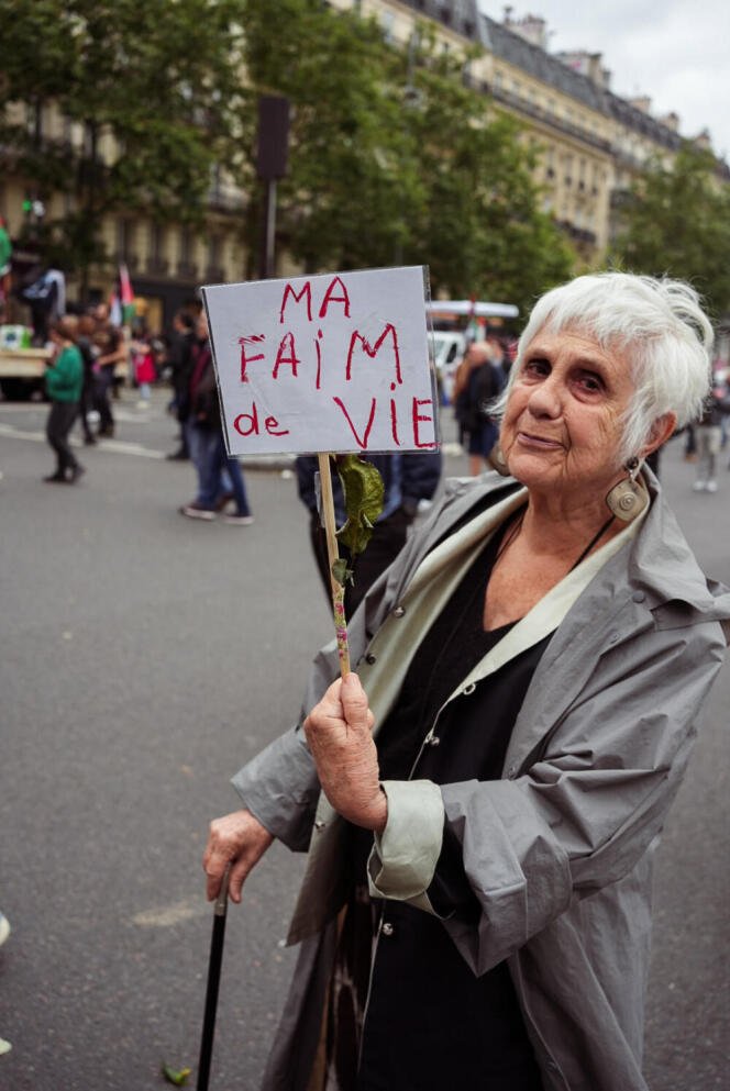Des manifestants partout en France protestent contre l’extrême droite à l’approche des élections anticipées 2 Rose-Marie, 82 ans, enseignante à la retraite lors des manifestations parisiennes contre l'extrême droite, tenant une pancarte indiquant