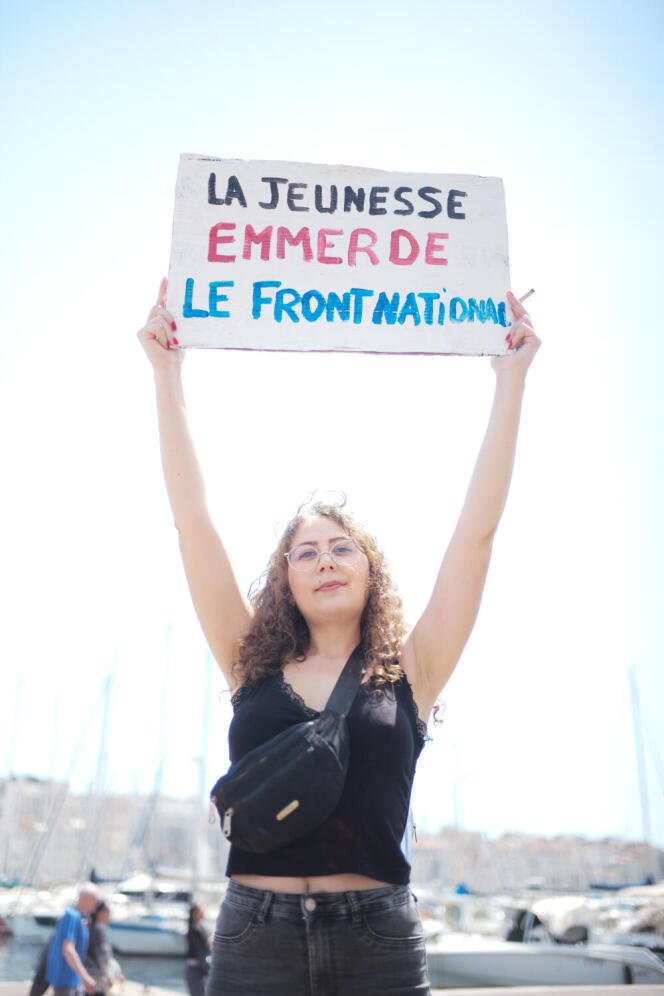 Des manifestants partout en France protestent contre l’extrême droite à l’approche des élections anticipées 3 Axelle Beaumont, 27 ans, lors de manifestations contre l'extrême droite à Marseille, dans le sud de la France, le 15 juin 2024.