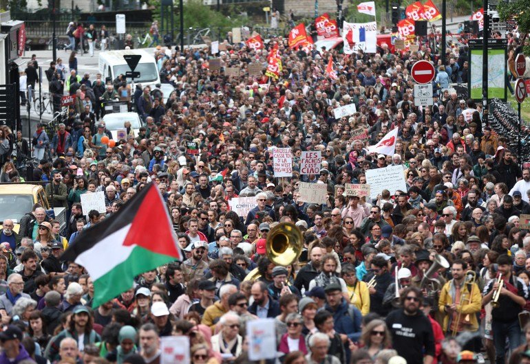 Des centaines de milliers de personnes manifestent en France à l’extrême droite avant les élections anticipées
