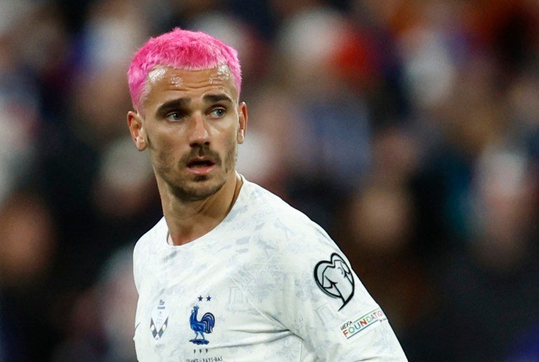 Joueur de football sur le terrain.