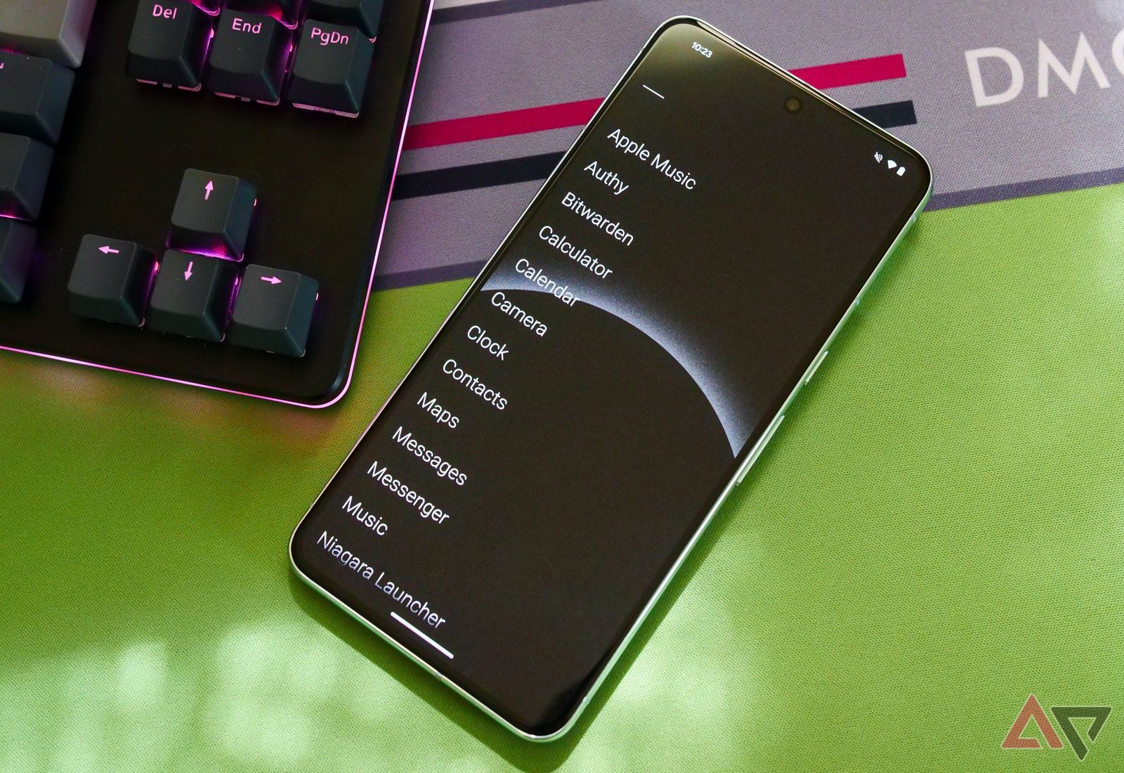 Un Pixel 8 Pro posé à côté d'un clavier avec une liste d'applications à l'écran.