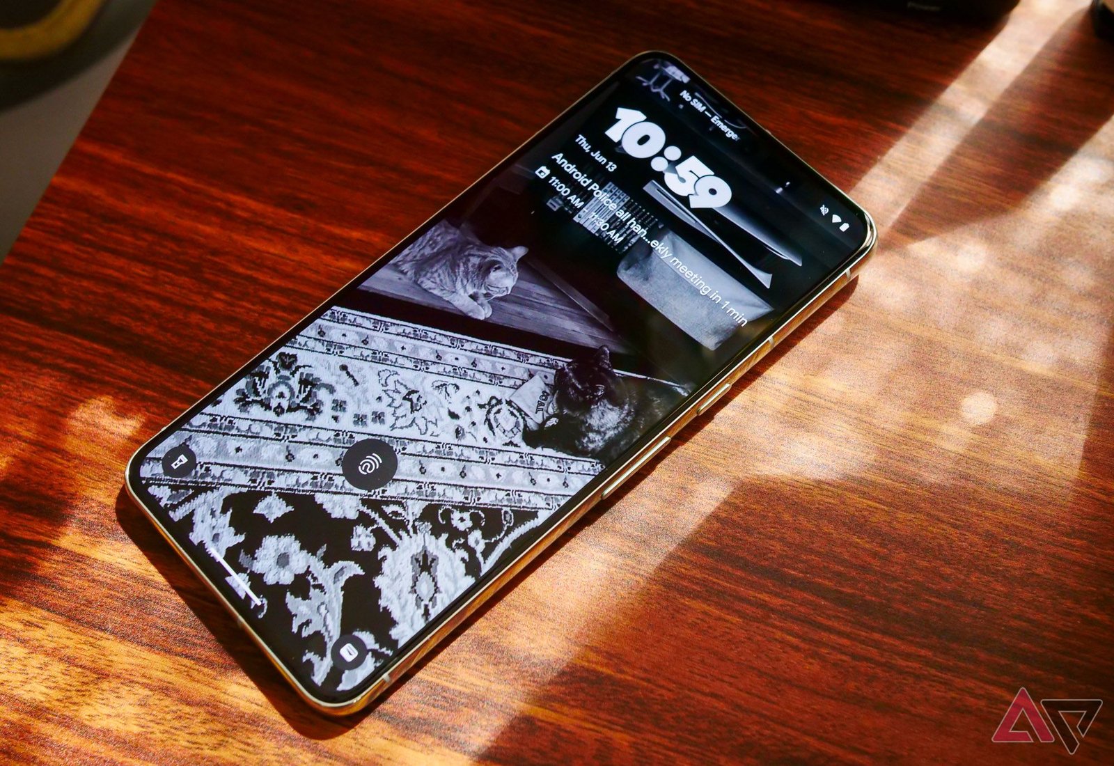 Le Pixel 8 Pro posé sur un bureau avec un écran de verrouillage affiché.