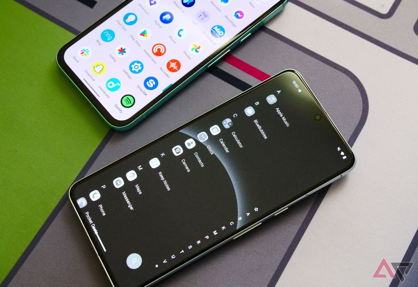 Un Pixel 8 Pro à côté d’un Pixel 8, avec le 8 Pro en mode niveaux de gris et exécutant Niagara Launcher.