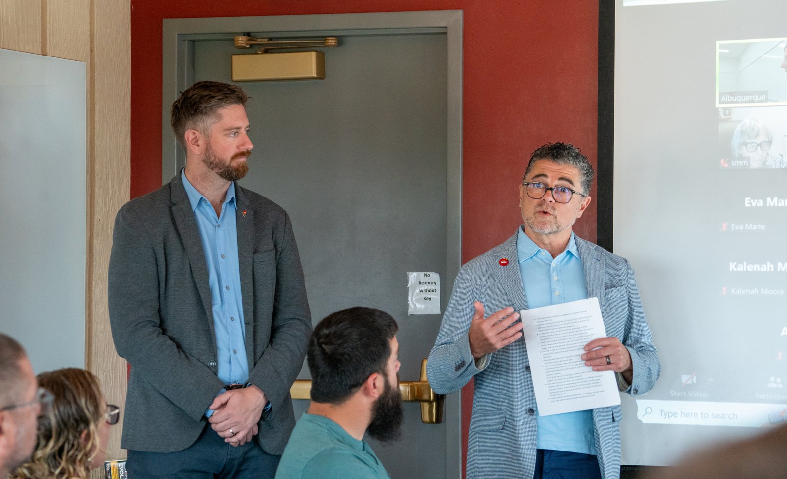 Le directeur exécutif du CDLE Joe Barela s'exprimant à QCaMP.