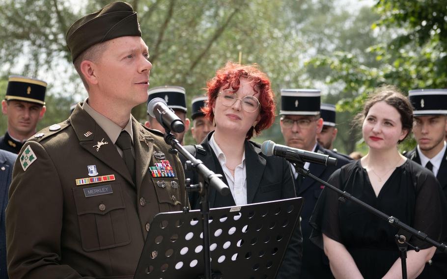 Le lieutenant-colonel Clayton Merkley, dont le grand-oncle, le 2e lieutenant John Lundberg, a été tué pendant la Seconde Guerre mondiale, s'exprime lors d'une cérémonie à pagne-pagnette, en France, le samedi 22 juin 2024. Lundberg et son équipage ont été honorés d'un mémorial près de le site où leur bombardier a été abattu.