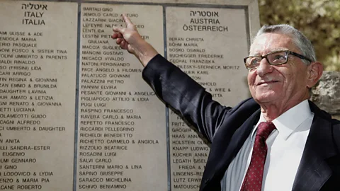 Getty Images En 2013, le nom de Bartali a été ajouté au Mur d'honneur de Yad Vashem, le Centre mondial de commémoration de l'Holocauste à Jérusalem (Crédit : Getty Images)