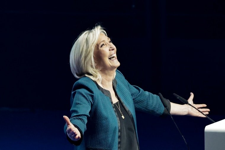 L'extrême droite est en pleine expansion à l'approche des élections en France. Voici ce qu'il faut savoir. 1 Marine Le Pen smiles