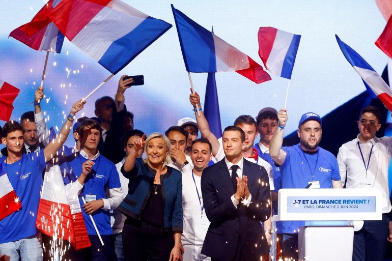Marine Le Pen, présidente du groupe parlementaire du Rassemblement national (RN), et Jordan Bardella, président du parti d'extrême droite français et tête de liste du RN pour les élections européennes, assistent à un rassemblement politique dans le cadre de la campagne du parti pour les élections européennes, à Paris, en France, le 2 juin 2024. REUTERS/Christian Hartmann/Photo d'archives
