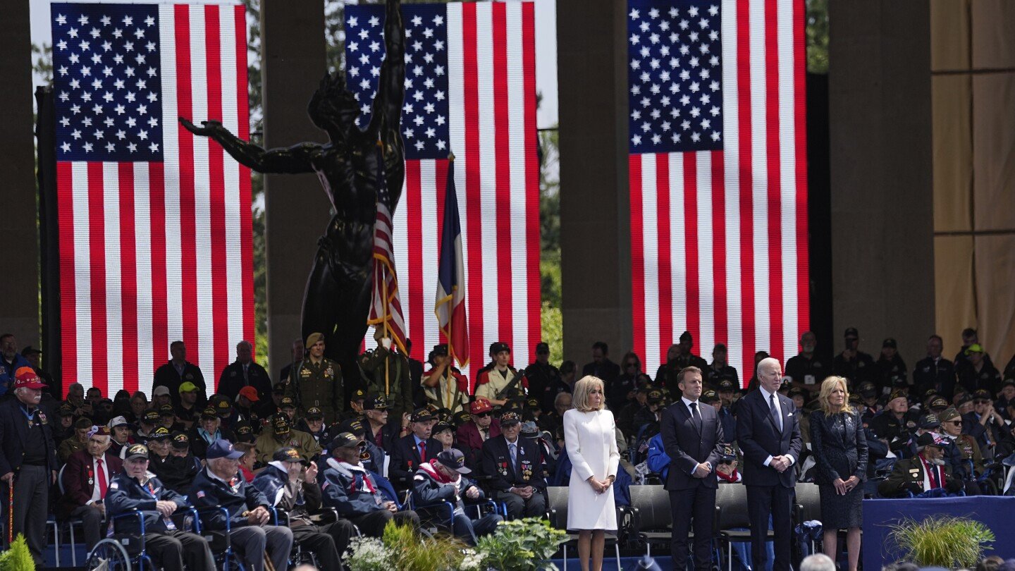 Biden appelle à la solidarité avec l’Ukraine lors de la cérémonie anniversaire du débarquement près des plages de Normandie