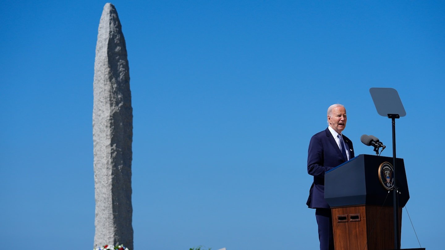 Biden défend la démocratie en France, contrastant implicitement avec Trump