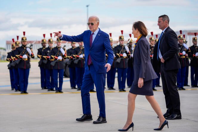 Biden en France pour commémorer le 80e anniversaire du débarquement 1 Le président américain Joe Biden est accueilli par le Premier ministre français Gabriel Attal à son arrivée à l'aéroport de Paris Orly, près de Paris, le 5 juin 2024, alors qu'il se rend pour commémorer le 80e anniversaire du jour J.