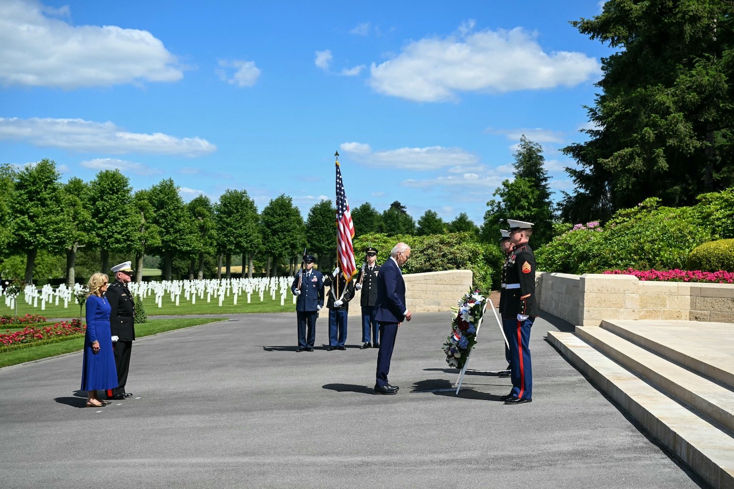 Biden visite un cimetière américain en France pour lutter contre l’amnésie de Trump
