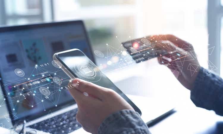 Banque numérique, paiement sur Internet, achats en ligne, concept de technologie financière.  Femme utilisant un téléphone portable payant via une application bancaire mobile