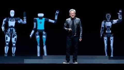 Jensen Huang expose des objets lors de sa présentation