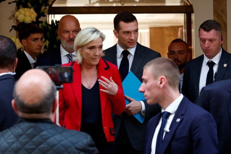 Les femmes tiennent une pancarte sur laquelle on peut lire :