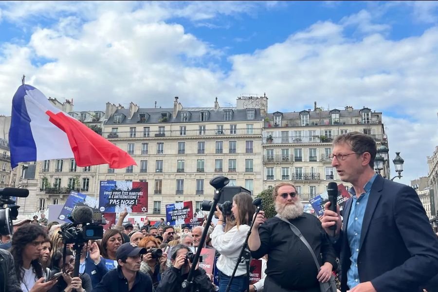 Des centaines de personnes manifestent dans toute la France après le viol horrible d’une jeune juive de 12 ans