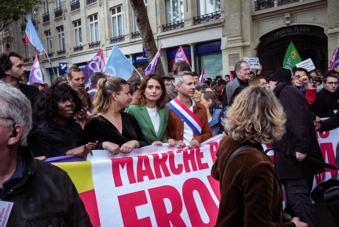 Des manifestants partout en France protestent contre l’extrême droite à l’approche des élections anticipées 1 Des personnalités de gauche Danile Obono, Mathilde Panot, Marine Tondelier, Ian Brossat protestant lors de manifestations contre l'extrême droite, Paris, le 15 juin 2024.