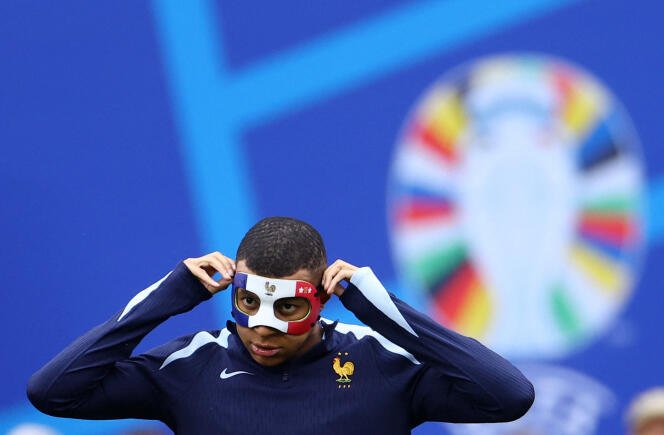 Le capitaine de l'équipe de France de football, Kylian Mbappé, avec son masque, à Leipzig (Allemagne), le 20 juin 2024.