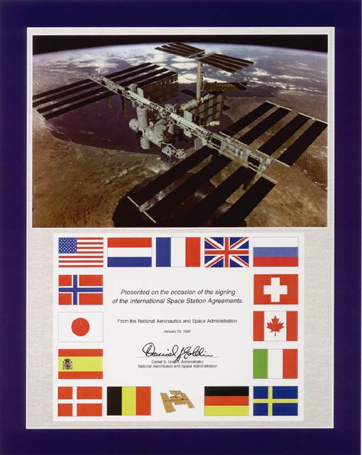 Plaque commémorant la signature de l'Accord intergouvernemental (IGA) de 1988 régissant le partenariat avec la Station spatiale internationale