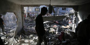 DEIR AL-BALAH, GAZA - NOVEMBRE 7 : les équipes de défense civile et les citoyens poursuivent leurs opérations de recherche et de sauvetage après qu'une frappe aérienne a frappé le bâtiment appartenant à la famille Maslah au cours du 32e jour d'attaques israéliennes à Deir Al-Balah, Gaza, le 7 novembre 2023. (Photo d'Achraf Amra/Anadolu via Getty Images)