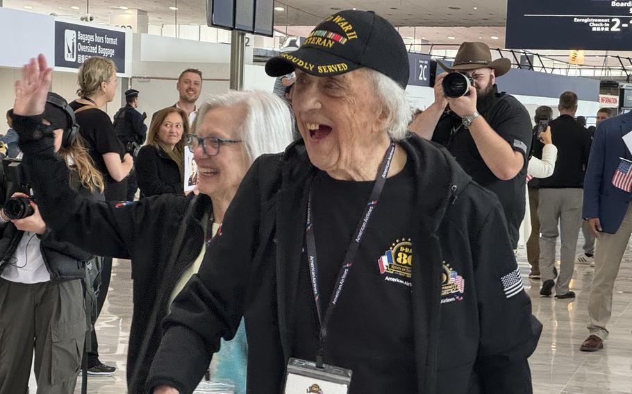 David Yoho, 96 ans, qui a servi à bord d'un pétrolier dans la marine marchande dans le Pacifique pendant la Seconde Guerre mondiale, sourit à ses sympathisants alors que lui et d'autres anciens combattants arrivent à Paris pour assister aux cérémonies marquant le 80e anniversaire du jour J.