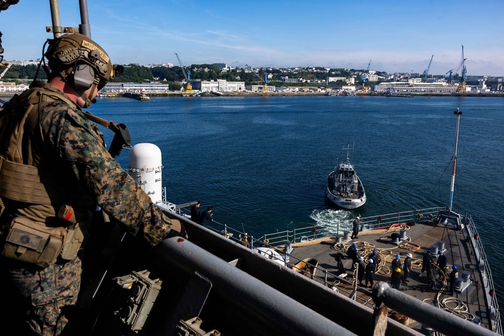 L’USS Oak Hill quitte Brest, France