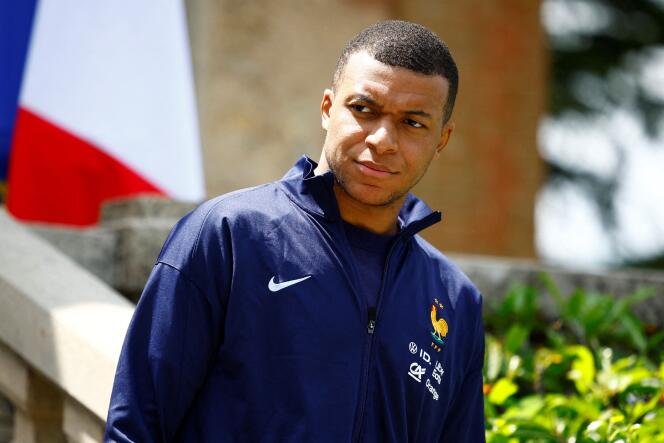 La France se prépare à une campagne frénétique alors que Mbappé appelle la « jeune génération » à voter 1 L'attaquant français Kylian Mbappé regarde le camp d'entraînement de l'équipe lors de la préparation du championnat d'Europe de football de l'UEFA Euro 2024, à Clairefontaine-en-Yvelines le 3 juin 2024.
