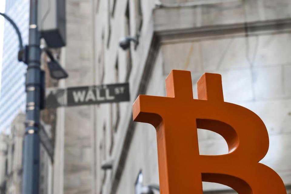 Symbole Bitcoin à Wall Street.
