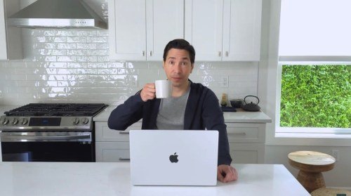 Justin Long est assis avec un MacBook et boit du thé.