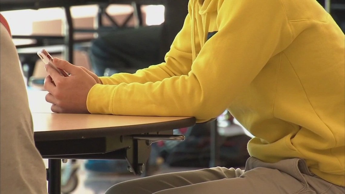 La politique modèle publiée par DeWine suggère des règles pour l’utilisation du téléphone portable dans les écoles de l’Ohio