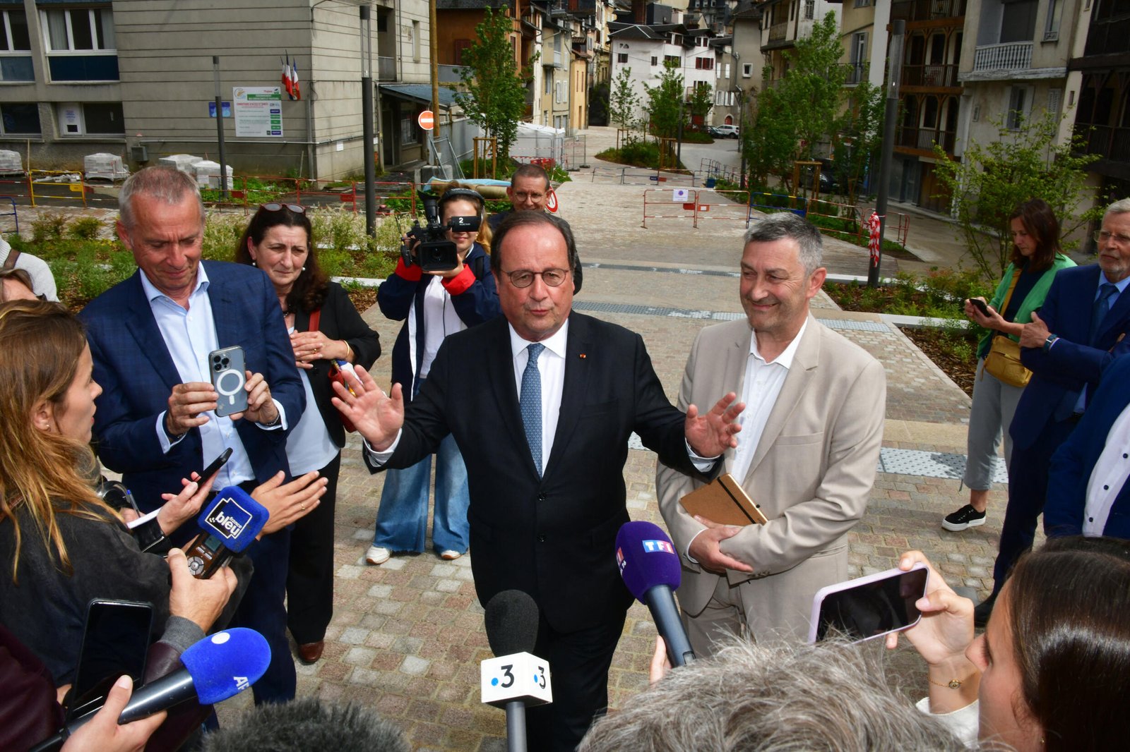 L’ancien président Hollande fait un retour surprise aux élections françaises