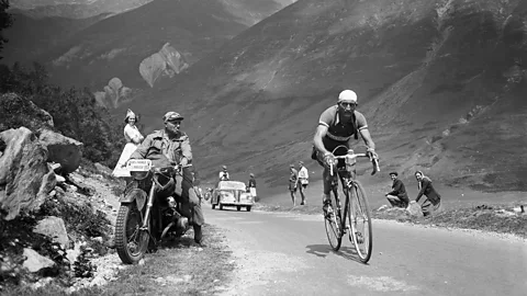 Getty Images Le coureur italien Gino Bartali en montée dans les Pyrénées lors du Tour de France 1950 (Crédit : Getty Images)