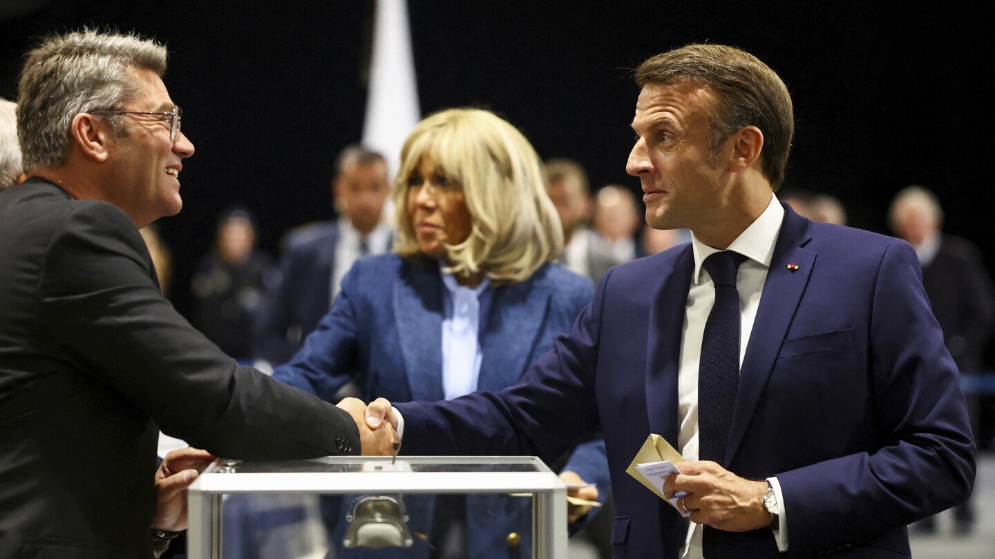 Le président français Macron convoque des élections législatives anticipées après sa défaite aux élections européennes