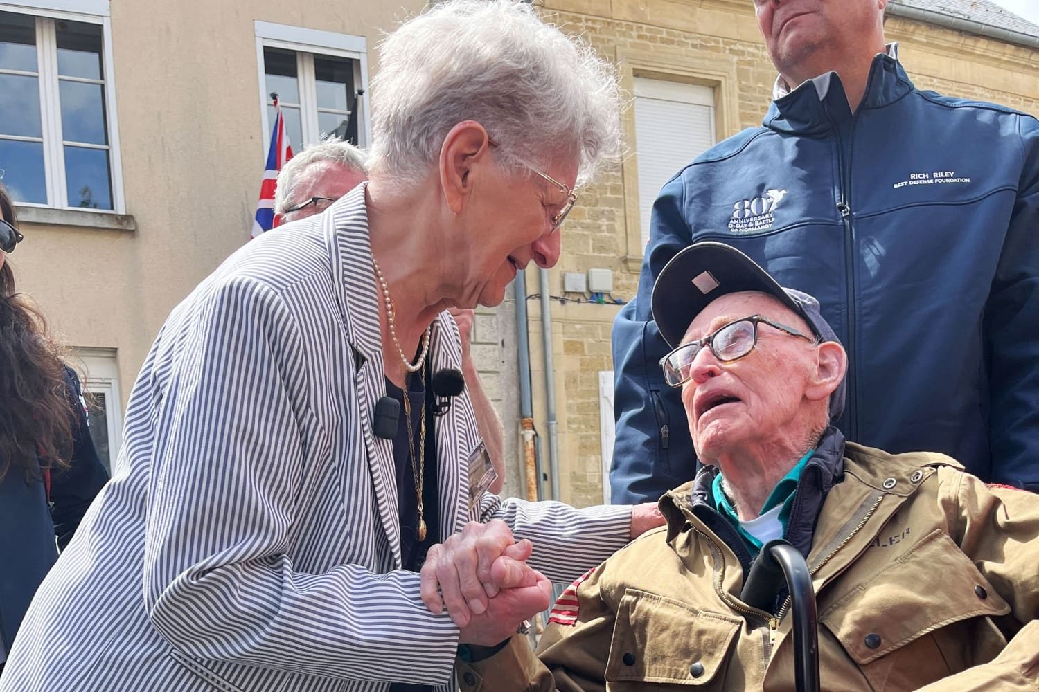 Les Américains ont bombardé sa ville.  80 ans plus tard, il commémore le jour J en arborant un drapeau américain.