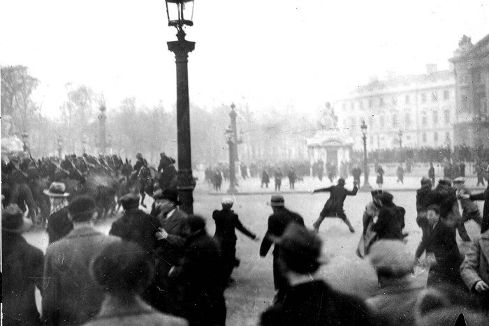 Les extrêmes politiques français exploitent la faiblesse de Macron 2 Des émeutiers lancent des projectiles sur la police lors des émeutes de 1934