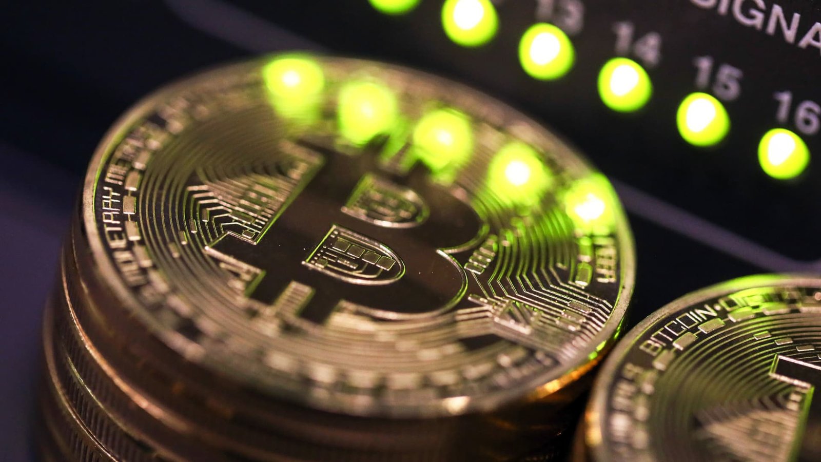 Les mineurs revendent leurs bitcoins alors que la crypto-monnaie peine à conserver 70 000 dollars