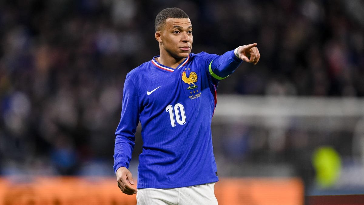 L'attaquant français Kylian Mbappe poste avec son bras gauche.