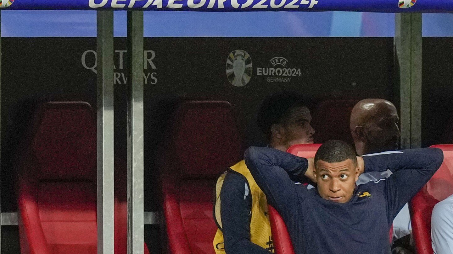 Mbappé regarde depuis le banc des remplaçants alors que la France et les Pays-Bas produisent le premier 0-0 de l’Euro 2024