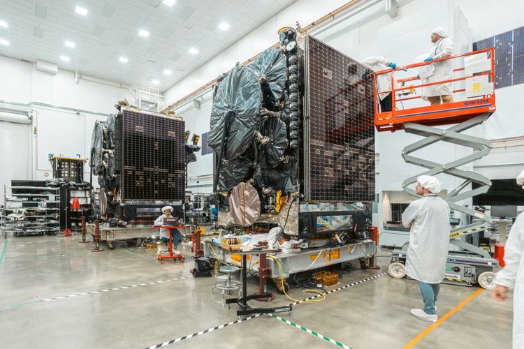 Les satellites ASBM-1 et ASBM-2 ont été construits par Northrop Grumman dans l'usine de fabrication de satellites de l'entreprise à Dulles, en Virginie. (Crédit photo : Northrop Grumman) Northrop Grumman lance la mission spatiale norvégienne à large bande dans l'Arctique