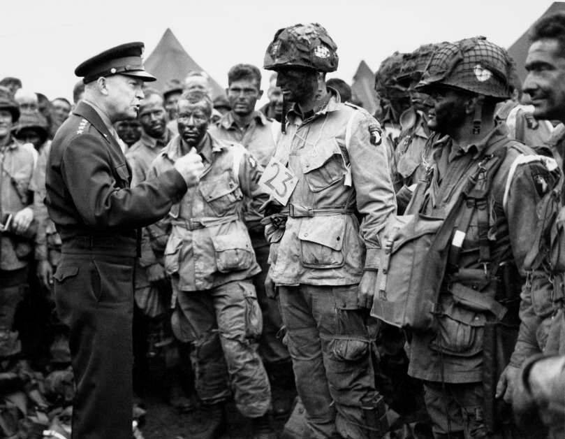 Sur cette photo d'archive du 6 juin 1944, le général américain Dwight D. Eisenhower, à gauche, donne l'ordre du jour aux parachutistes en Angleterre avant de monter à bord de leurs avions pour participer au premier assaut de l'invasion de la Normandie.  Un nombre décroissant d’anciens combattants du Jour J seront présents en Normandie en juin 2019, lorsque les dirigeants internationaux se réuniront pour leur rendre hommage à l’occasion du 75e anniversaire des invasions.  (Corps des transmissions de l'armée américaine via AP)