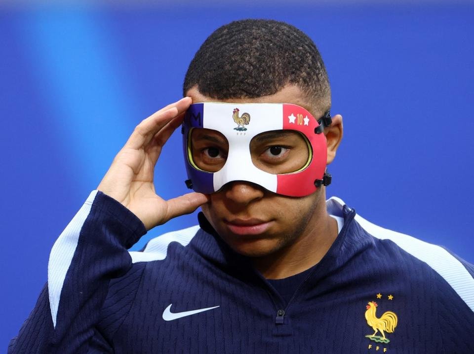 Kylian Mbappé pourrait jouer pour la France en portant un masque (Reuters)