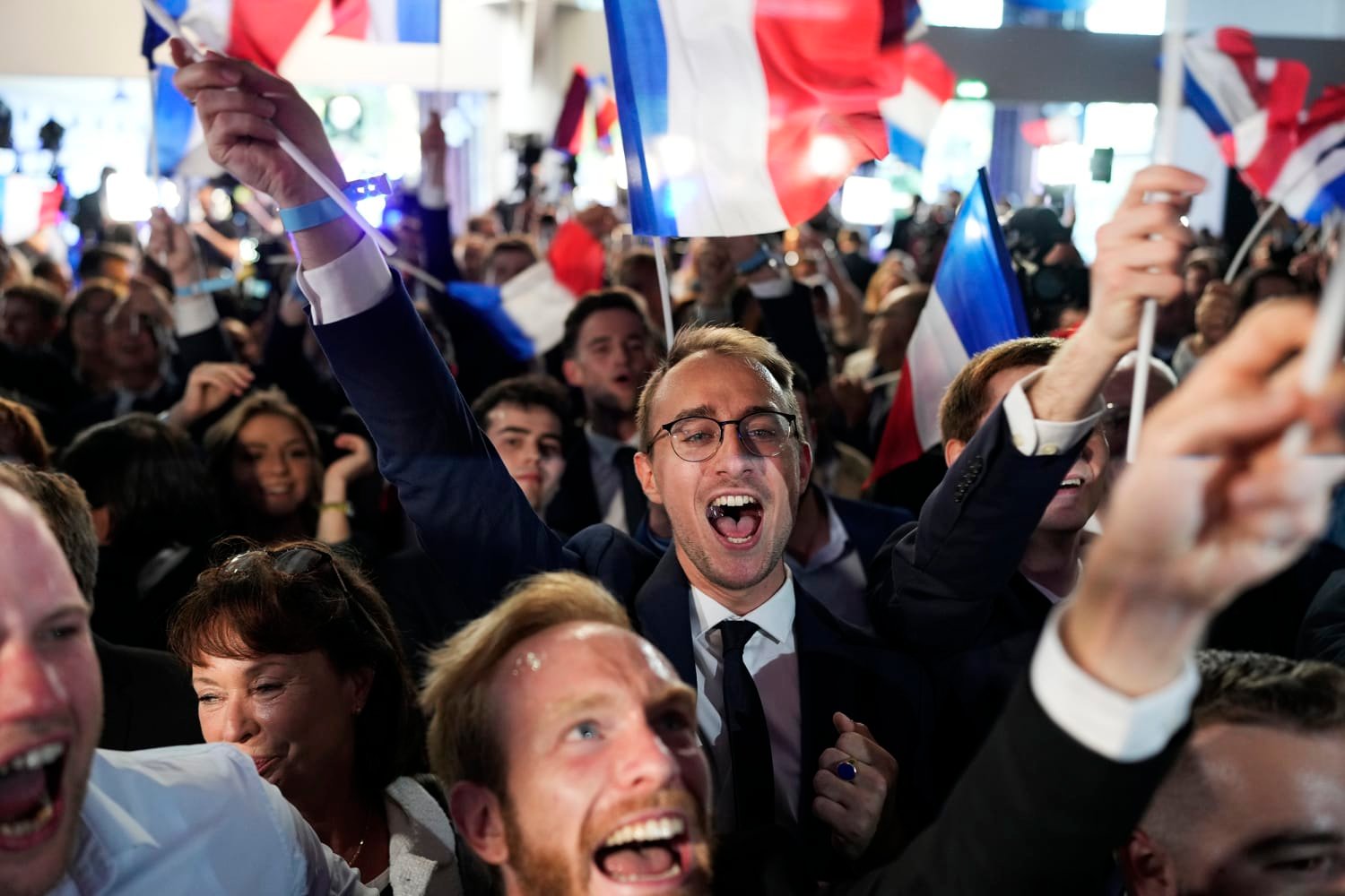 Pourquoi Macron a convoqué des élections anticipées en France après les gains de l’extrême droite en Europe